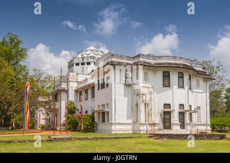 La facciata di Jetavana museo, situato nella vecchia palazzina accanto al grande giardino e il sito archeologico di Vihara, Anuradhapura, Sri Lanka. Foto Stock