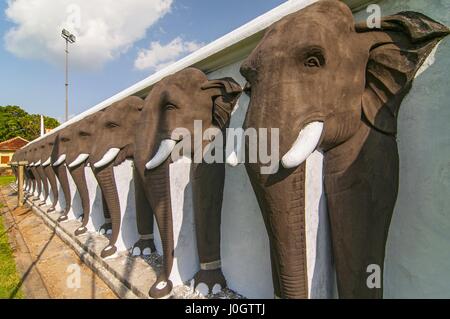 Una linea chiusa di elefanti scolpiti proteggere il Ruwanwelisaya Stupa in città sacra di Anuradhapura in Sri Lanka Foto Stock