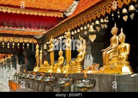 Riga della piccola golden BUDDA STATUETTA al Wat Prathat Doi Suthep, Chiang Mai, Thailandia. Foto Stock