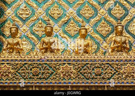 Mosaico incrostati di parete del Phra Mondop library basandosi sui motivi del Grand Palace a Bangkok in Tailandia Foto Stock