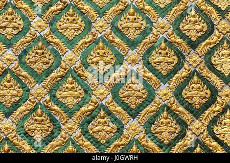 Mosaico incrostati di parete del Phra Mondop library basandosi sui motivi del Grand Palace a Bangkok in Tailandia Foto Stock