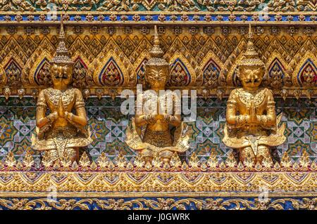 Mosaico incrostati di parete del Phra Mondop library basandosi sui motivi del Grand Palace a Bangkok in Tailandia Foto Stock