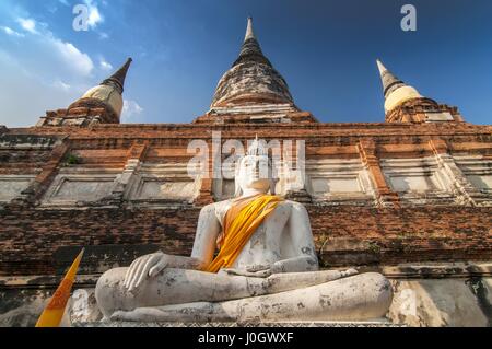 Statua del Buddha di fronte stupa di Wat Yai Chai Mongkhon, Ayutthaya, Thailandia, Patrimonio Mondiale dell Unesco Foto Stock