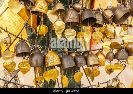 Temple Bells su Wat Saket Bangkok Tailandia anche conosciuta come la Golden mount Foto Stock