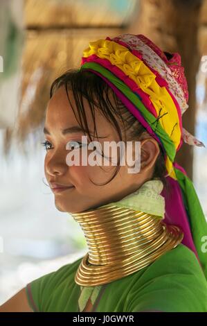 Una donna dalla Padaung lungo collo della tribù della collina, Tha Ton, Chiang Mai Provincia, Thailandia. Foto Stock