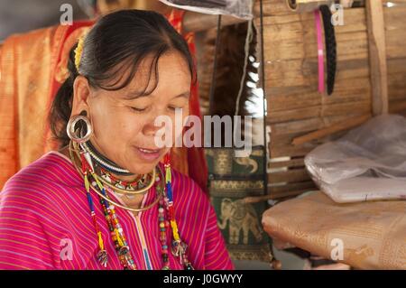 Ritratto di una donna Red Karen Kayah lunghe orecchie, Thailandia del Nord Asia. Foto Stock