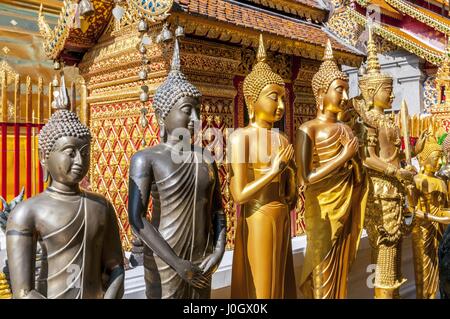 Fila di Buddha a Wat Prathat Doi Suthep, Chiang Mai, Thailandia. Foto Stock