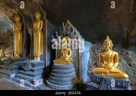 Statua dorata di Buddha reclinato in grotta buddista di Tempio di Wat Tham Suwankhuha grotta (Grotta di scimmia) In Phang Nga, Thailandia. Foto Stock