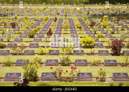 Cimitero di Kanchanaburi per Allied ucciso la costruzione del ponte sul fiume Kwai, Thailandia. Foto Stock