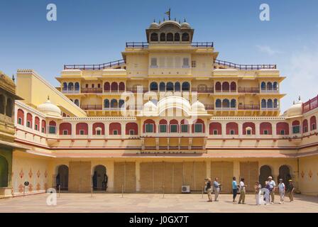 Chandra Mahal visto da Pitam Niwas Chowk, Jaipur City Palace, Rajasthan, India. Foto Stock