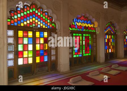 Colorate in vetro colorato del Maharaja della sala del trono, Forte Mehrangarh Jodhpur Rajasthan in India Foto Stock