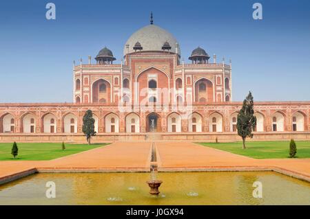 Fontana nel giardino Charbagh della tomba di Humayun a Delhi, India Foto Stock