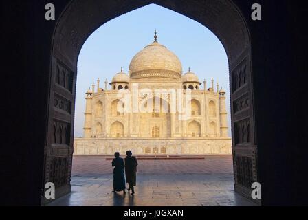 Taj Mahal visualizza in nero arch silhouette dalla moschea di Agra, Uttar Pradesh, India. Foto Stock