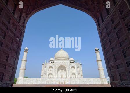 Taj Mahal visualizza in nero arch silhouette dalla moschea di Agra, Uttar Pradesh, India. Foto Stock