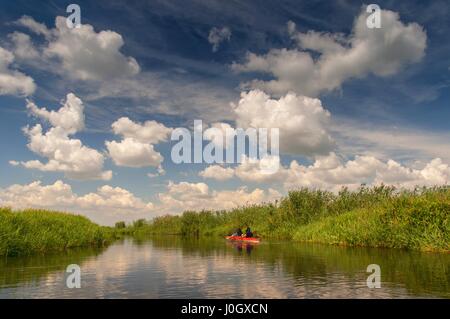 La famiglia in una canoa sul fiume Biebrza national park, Polonia. Foto Stock