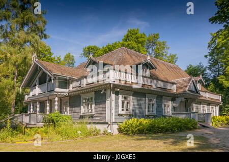 Residenza storica situata nel Parco del palazzo risalente al 1845, il più antico edificio nella città di Bialowieza, Polonia. Foto Stock