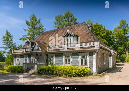 Residenza storica situata nel Parco del palazzo risalente al 1845, il più antico edificio nella città di Bialowieza, Polonia. Foto Stock