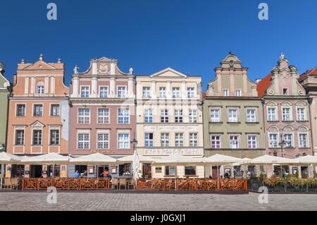 Case, alberghi,ristoranti e caffetterie in piazza della città vecchia, Stary Rynek, nella città polacca di Poznan, Polonia. Foto Stock