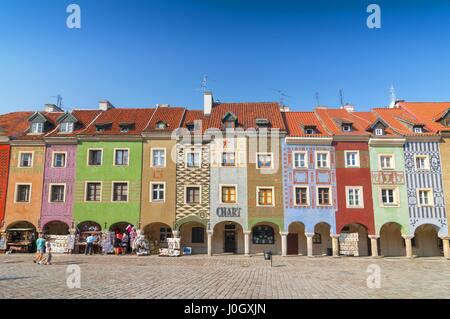 Fila di facciata colorata di case a Poznan Old Market Square, Polonia. Foto Stock