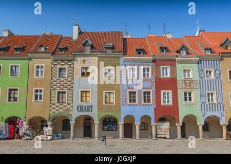 Fila di facciata colorata di case a Poznan Old Market Square, Polonia. Foto Stock