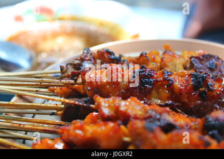 Sate Ayam a.k.a pollo satay, uno di cibo originale da Indonesia, pollo grigliato con salsa di arachidi. Ci sono diverse carni varition in satay la carne Foto Stock