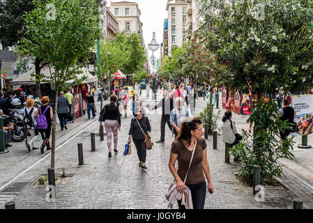 ATHENS, Grecia - 25 Aprile 2016: vista di Ermou Street in Atene con folla Foto Stock