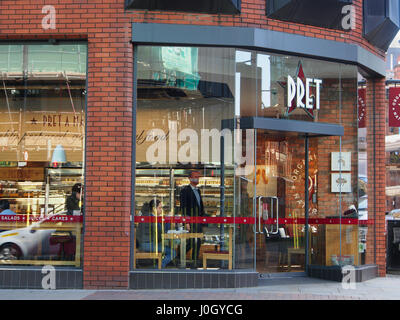 Esterno il colpo di della caffetteria cafe Pret a Manger, nel centro della città di Manchester, che mostra la parte interna visualizza + i clienti a bere. Foto Stock