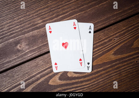 Carte da gioco sul tavolo di legno Foto Stock