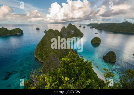 Vista panoramica di Wayag Raja Ampat, Papua occidentale, in Indonesia Foto Stock