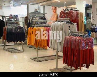 Ramo di Manchester del department store di Marks & Spencer shop negozi nel centro città centro che mostra una visualizzazione di lana di cashmere cardigan e ponticelli. Foto Stock