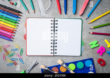 La scuola fornisce in pietra grigia sullo sfondo Foto Stock