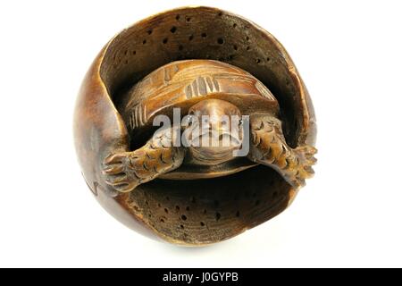 Antiquariato netsuke giapponese turtle fatta di legno di bosso isolati su sfondo bianco Foto Stock