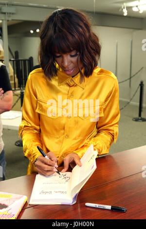 Legno Ridge, NJ, Stati Uniti d'America. Xii Apr, 2017. Kelly Rowland segni copie del suo nuovo libro, Whoa, Baby! A Bookends Bookstore in Ridgewood, New Jersey il 12 aprile 207. Credito: Walik Goshom/media/punzone Alamy Live News Foto Stock