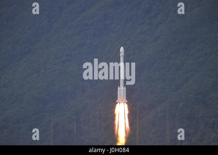 Xichang, cinese della provincia di Sichuan. Xii Apr, 2017. Una lunga marcia-3B razzo vettore portante Shijian-13, la Cina la prima high-throughput satellite di comunicazioni, di blasti dal trampolino di lancio a Xichang Satellite Launch Center di Xichang, a sud-ovest della Cina di provincia di Sichuan, 12 aprile 2017. Shijian-13 ha un messaggio di maggiore capacità rispetto a tutti della Cina le precedenti comunicazioni satelliti combinati e garantirà un migliore accesso a Internet nelle regioni meno sviluppate, come pure sugli aerei e treni ad alta velocità. Credito: Voi Lefeng/Xinhua/Alamy Live News Foto Stock