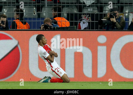 Dortmund, Germania. Xii Apr, 2017. Monaco Mbappe Kylian celebra il punteggio durante la UEFA Champions League quarti di finale prima gamba match tra Borussia Dortmund e come Monaco a Dortmund, Germania, il 12 aprile 2017. Il Borussia Dortmund perso 2-3. Credito: Joachim Bywaletz/Xinhua/Alamy Live News Foto Stock