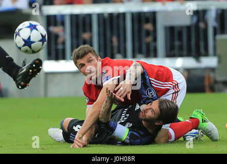 Monaco di Baviera, Germania. Xii Apr, 2017. Il Bayern Bayern Monaco di Baviera Thomas Mueller (up) vies con il Real Madrid Sergio Ramos durante la UEFA Champions League quarti di finale prima gamba corrispondono a Monaco di Baviera, Germania, il 12 aprile 2017. Il Bayern Monaco ha perso 1-2. Credito: Philippe Ruiz/Xinhua/Alamy Live News Foto Stock