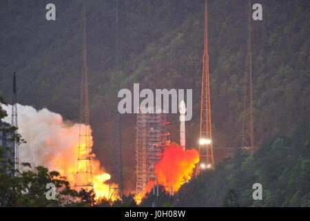 Xichang, cinese della provincia di Sichuan. Xii Apr, 2017. Una lunga marcia-3B razzo vettore portante Shijian-13, la Cina la prima high-throughput satellite di comunicazioni, di blasti dal trampolino di lancio a Xichang Satellite Launch Center di Xichang, a sud-ovest della Cina di provincia di Sichuan, 12 aprile 2017. Shijian-13 ha un messaggio di maggiore capacità rispetto a tutti della Cina le precedenti comunicazioni satelliti combinati e garantirà un migliore accesso a Internet nelle regioni meno sviluppate, come pure sugli aerei e treni ad alta velocità. Credito: Voi Lefeng/Xinhua/Alamy Live News Foto Stock