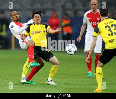 Dortmund, Germania. Xii Apr, 2017. Dortmund Shinji Kagawa (2 L) vies con Monaco di Officina Fabinho (1L) durante le partite di UEFA Champions League quarti di finale prima gamba corrispondono a Dortmund, Germania, il 12 aprile 2017. Il Borussia Dortmund perso 2-3. Credito: Joachim Bywaletz/Xinhua/Alamy Live News Foto Stock