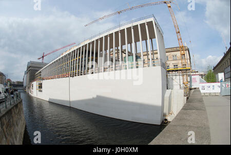 Berlino, Germania. Decimo Apr, 2017. Vista del James-Simon-Galerie in costruzione sull'isola dei musei di Berlino, Germania, 10 aprile 2017. L'edificio è stato progettato da David Chipperfield. La galleria servirà come l'ingresso dell'edificio per i visitatori del museo island. Foto: Paolo Zinken/dpa/Alamy Live News Foto Stock