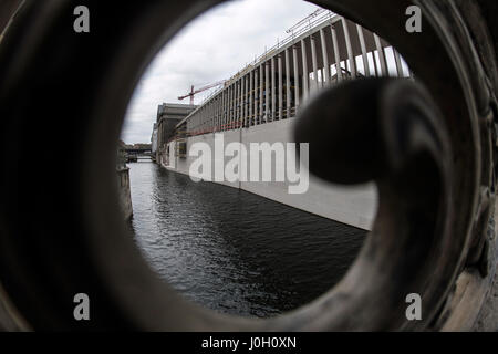 Berlino, Germania. Decimo Apr, 2017. Vista del James-Simon-Galerie in costruzione sull'isola dei musei di Berlino, Germania, 10 aprile 2017. L'edificio è stato progettato da David Chipperfield. La galleria servirà come l'ingresso dell'edificio per i visitatori del museo island. Foto: Paolo Zinken/dpa/Alamy Live News Foto Stock
