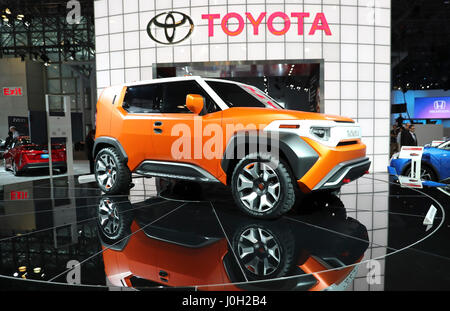 New York, Stati Uniti d'America. Xii Apr, 2017. Una Toyota FT-4X Concept SUV è visto durante il media anteprima del New York International Auto Show (NYIAS) in New York, Stati Uniti, 12 aprile 2017. Il NYIAS, che è aperta al pubblico dal 14 aprile al 23, è una combinazione unica di nuove idee nel settore automobilistico, innovazione tecnologica, un eccezionale concetto vetture e quasi 1.000 delle ultime nuove automobili e camion. Credito: Wang Ying/Xinhua/Alamy Live News Foto Stock