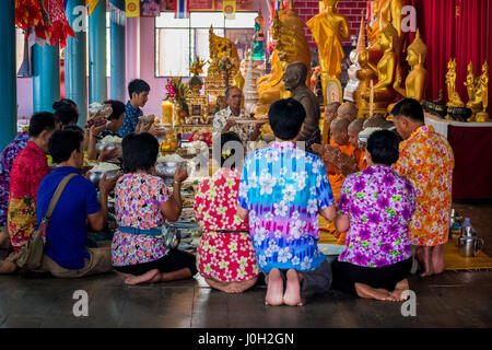 Nakhon Nayok, Thailandia. Xiii Apr, 2017. I membri della congregazione presente i monaci con la prima colazione presso il tempio locale sul primo giorno del Songkran in Nakhon Nayok, Thailandia, 13 aprile 2017. Credito: Lee Craker/Alamy Live News Foto Stock