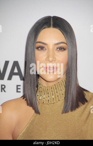 Los Angeles, Stati Uniti d'America. Xii Apr, 2017. Kim Kardashian West 04/12/2017 la US Premiere di "promessa" tenutasi presso la leva TCL Teatro Cinese a Hollywood, CA Credito: Cronos/Alamy Live News Foto Stock