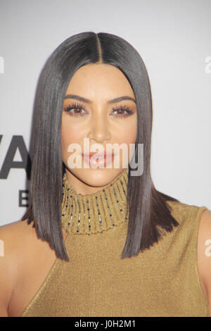 Los Angeles, Stati Uniti d'America. Xii Apr, 2017. Kim Kardashian West 04/12/2017 la US Premiere di "promessa" tenutasi presso la leva TCL Teatro Cinese a Hollywood, CA Credito: Cronos/Alamy Live News Foto Stock