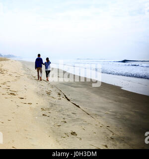 Shanwei, Shanwei, Cina. Xiii Apr, 2017. Shanwei, CINA-Aprile 13 2017: (solo uso editoriale. Cina OUT).Un paio di godere di un bel panorama sul mare a Shanwei, Cina del sud della provincia di Guangdong. Credito: SIPA Asia/ZUMA filo/Alamy Live News Foto Stock