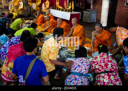 I devoti monaci servire la prima colazione presso il tempio locale sul primo giorno del Songkran in Nakhon Nayok, Thailandia, 13 aprile 2017. Foto Stock