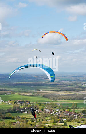 Brighton, Regno Unito. Xiii Apr, 2017. Circa 50 i parapendii scese sulla Devils Dyke appena a nord di Brighton questa mattina con le perfette condizioni di volo di un nord ponentino e calda dei sistemi di raffreddamento sulla South Downs nel Sussex . Il tempo dovrebbe essere lo scambiatore di calore in tutta la Gran Bretagna per la Pasqua banca credito vacanze: Simon Dack/Alamy Live News Foto Stock