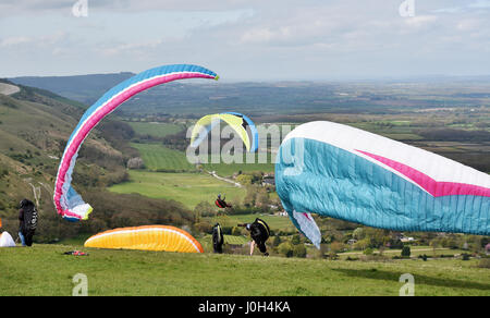 Brighton, Regno Unito. Xiii Apr, 2017. Circa 50 i parapendii scese sulla Devils Dyke appena a nord di Brighton questa mattina con le perfette condizioni di volo di un nord ponentino e calda dei sistemi di raffreddamento sulla South Downs nel Sussex . Il tempo dovrebbe essere lo scambiatore di calore in tutta la Gran Bretagna per la Pasqua banca credito vacanze: Simon Dack/Alamy Live News Foto Stock