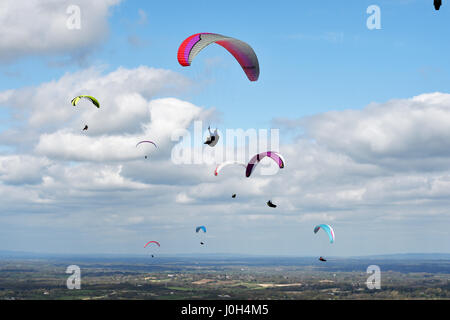 Brighton, Regno Unito. Xiii Apr, 2017. Circa 50 i parapendii scese sulla Devils Dyke appena a nord di Brighton questa mattina con le perfette condizioni di volo di un nord ponentino e calda dei sistemi di raffreddamento sulla South Downs nel Sussex . Il tempo dovrebbe essere lo scambiatore di calore in tutta la Gran Bretagna per la Pasqua banca credito vacanze: Simon Dack/Alamy Live News Foto Stock