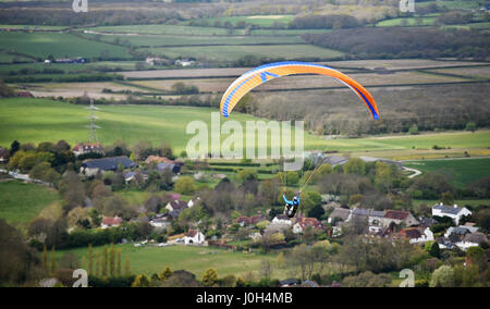 Brighton, Regno Unito. Xiii Apr, 2017. Circa 50 i parapendii scese sulla Devils Dyke appena a nord di Brighton questa mattina con le perfette condizioni di volo di un nord ponentino e calda dei sistemi di raffreddamento sulla South Downs nel Sussex . Il tempo dovrebbe essere lo scambiatore di calore in tutta la Gran Bretagna per la Pasqua banca credito vacanze: Simon Dack/Alamy Live News Foto Stock